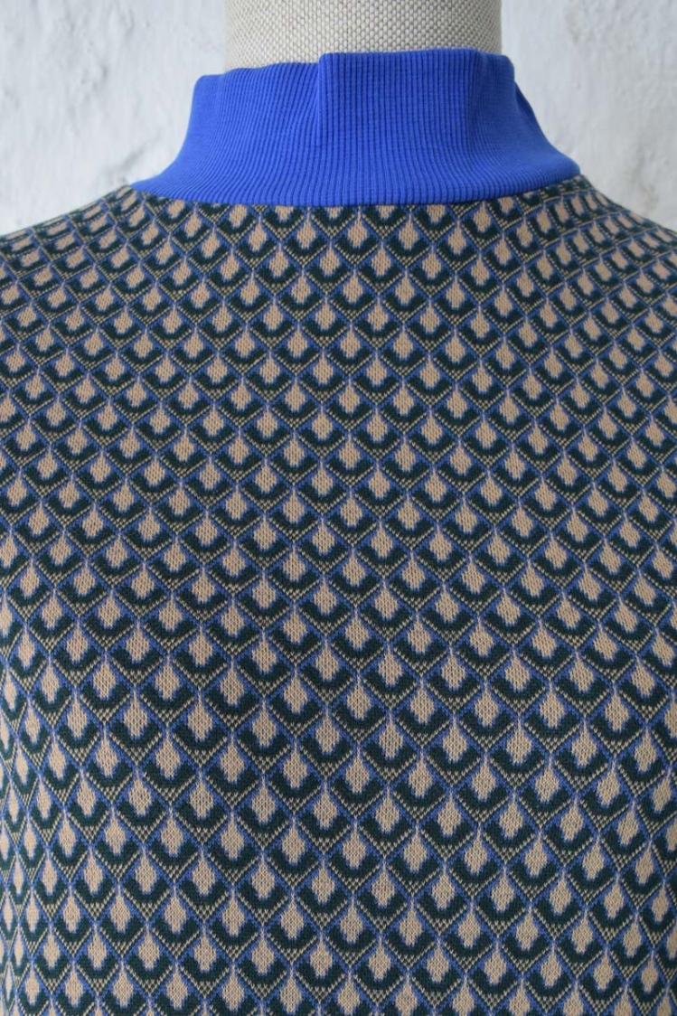Stehkragen-Pullover "Ewe" mit blau-grünem Pfaunmuster Nahaufnahme von Stehkragen