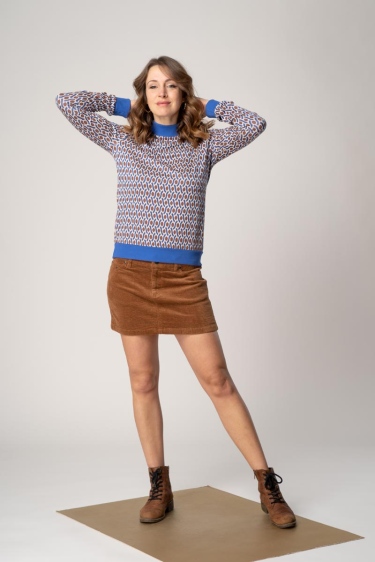 Stehkragen-Pullover für Damen bunt gemustert in Kombi mit Minirock