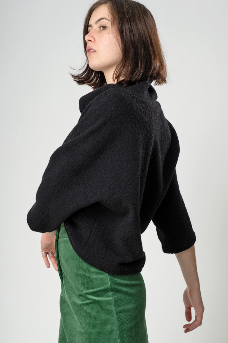 Schwarzer Pullover mit Fledermausärmel für Damen Ansicht von linker Seite kombiniert mit Cordrock Beate