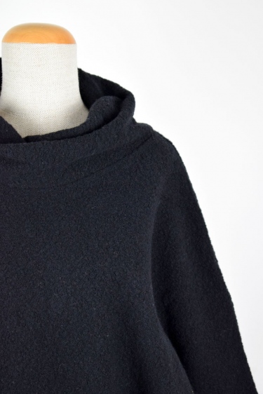 Schwarzer Pullover mit Fledermausärmel für Damen Nahaufnahme von vorne