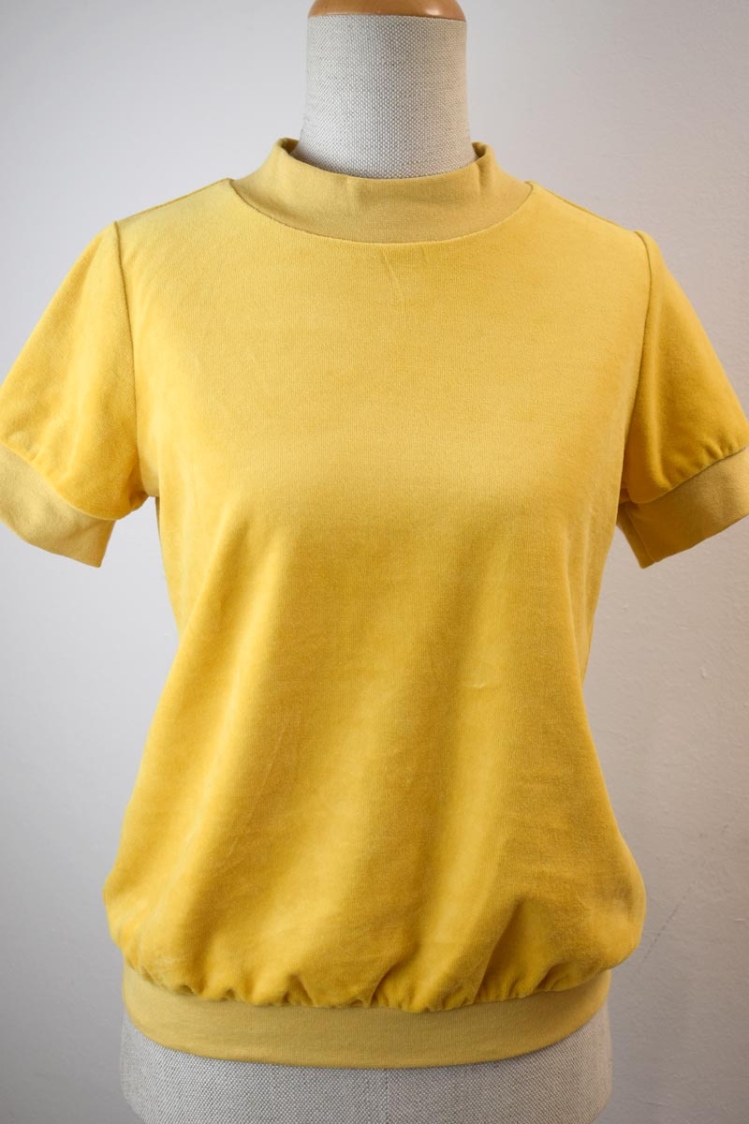 Damenshirt aus Nickisamt in Gelb Kurzarm Ansicht Front