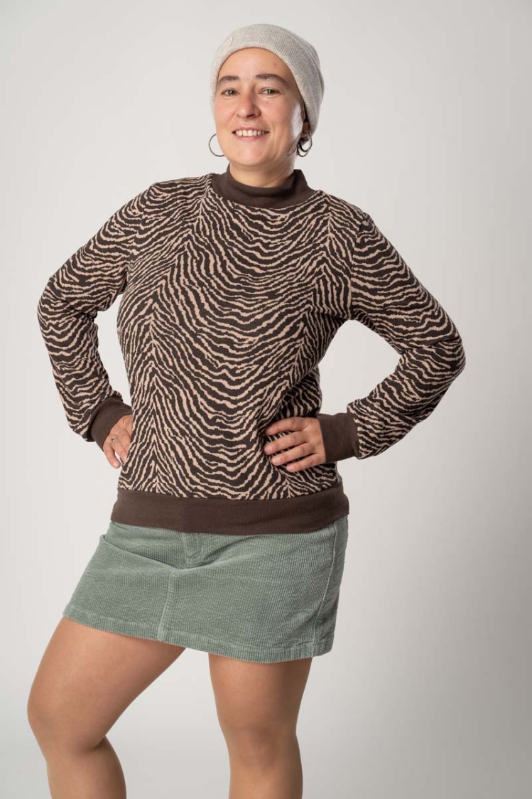 Pullover "Ewe" für Damen mit Zebra Animal Print Ansicht seitlich von vorne