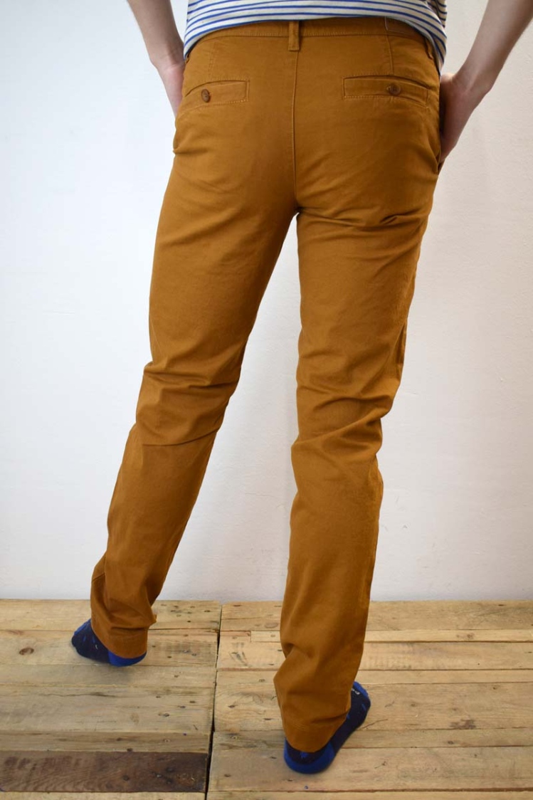 Chino Hose für Herren aus Baumwolle in Farbe Safran Rückansicht