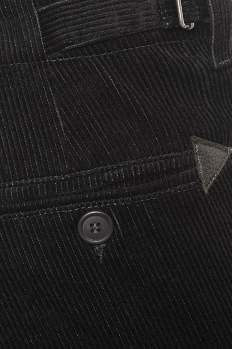 Schwarze Zimmermannshose für Herren aus Cord straight leg Detailaufnahme von Kunstlederpaspelierung