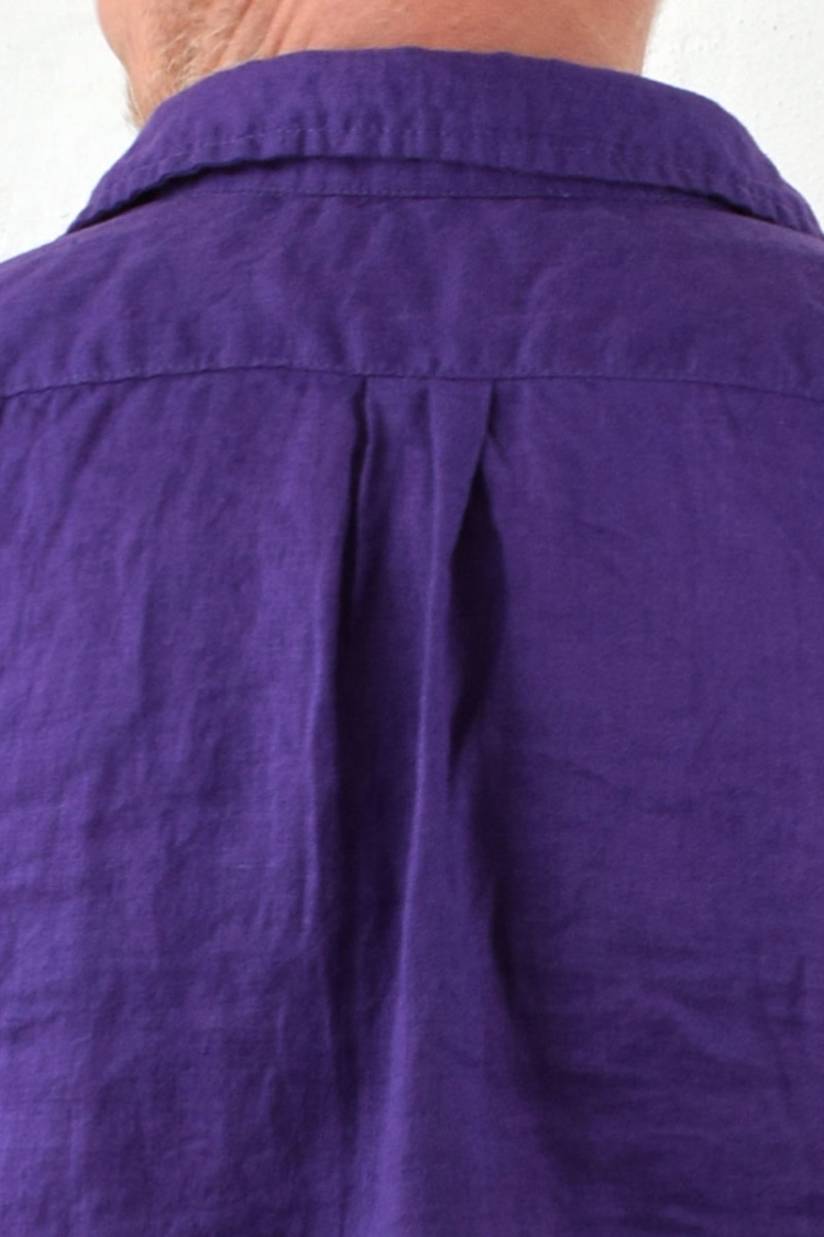 Lila Leinenhemd "Karsten" für Herren Nahaufnahme von hinten