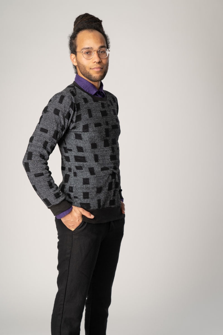 Pullover "Ewan" für Herren in Grau mit schwarzen Quadraten von rechter Seite