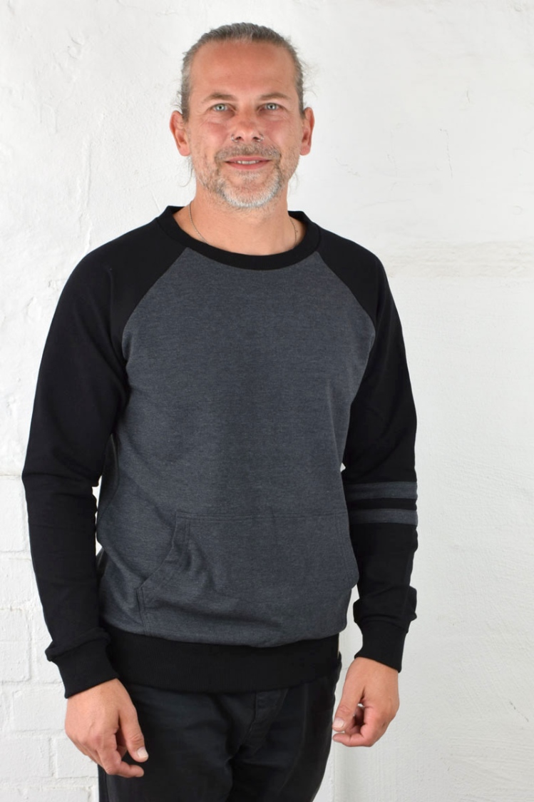 Herren Sweatshirt "Floh" in Grau mit schwarzen Ärmeln Ansicht seitlich von vorne