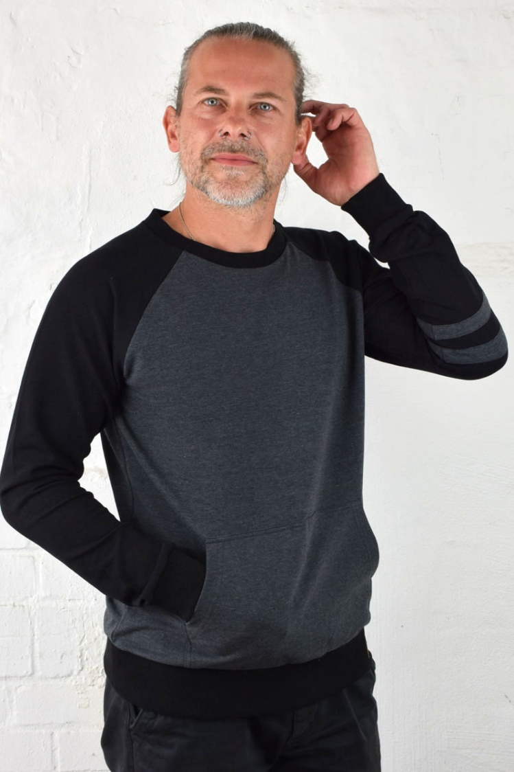 Herren Sweatshirt "Floh" in Grau mit schwarzen Ärmeln von vorne mit Armdetail