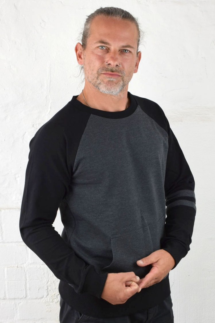 Herren Sweatshirt "Floh" in Grau mit schwarzen Ärmeln Ansicht von rechter Seite
