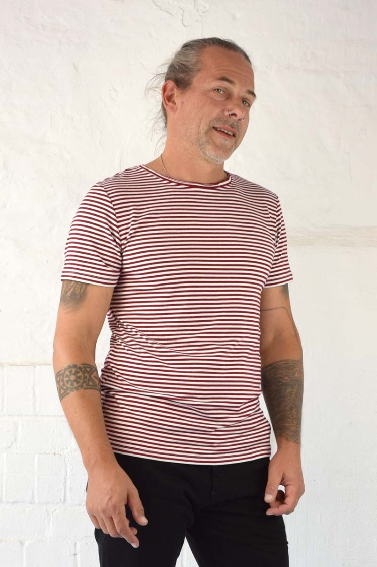 Viskose T-Shirt "Theo" Herren Streifen in Rot-Weiß Nahansicht von vorne