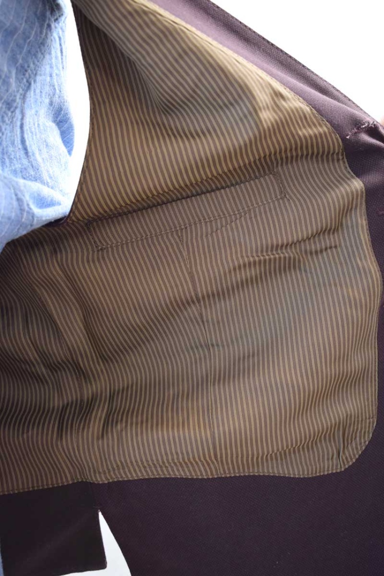 Anzugweste für Herren in Weinrot vorne und Dunkelbraun hinten Detailansicht beige-braun gestreiftes Innenfutter aus Viskose