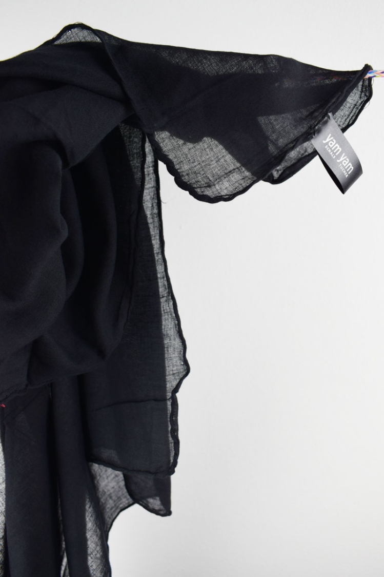 Schwarzes Yam Yam Tuch aus Baumwolle - Maße 100 x 100 cm Detailansicht