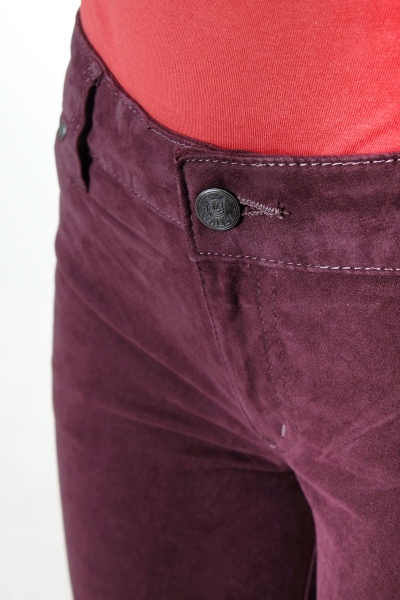Bootcut Hose für Damen in Lila Detailansicht Knopfverschluss