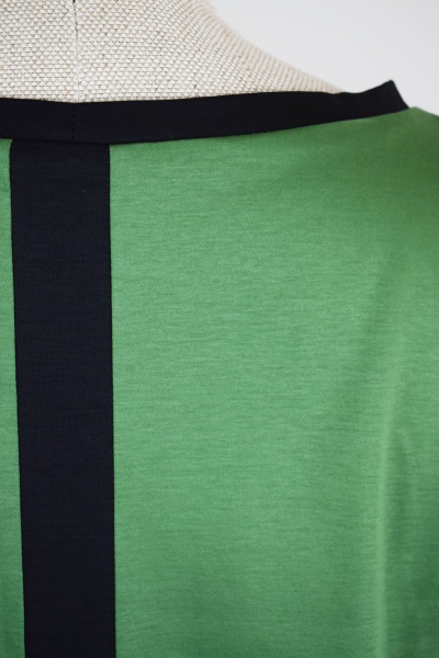 Blusenkleid "Gemma" Bio-Baumwolle in Grün Detail von schwarzem Ziersaum