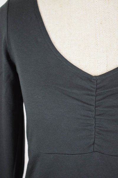 Kleid Schwarz Bio Baumwolle Langarm Detailansicht V-Ausschnitt