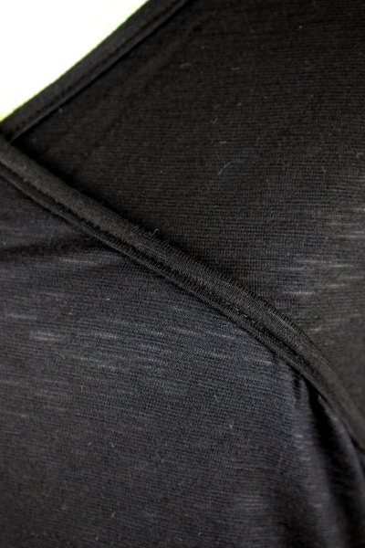 Schwarzes Viskose Shirt "Belinda" für Damen Nahaufnahme Wickeloptik im V-Ausschnitt