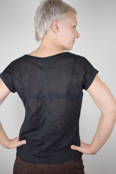 Schwarzes Leinen T-Shirt "Brit" für Damen mit V-Neck von hinten