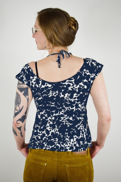 Top "Motyl" weiß-blaues Blumenmuster für Damen Ansicht von hinten
