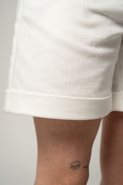 Weiße Kurze Hose "Marina" für Damen mit blauen Knöpfen Nahaufnahme von Bundumschlag am kurzen Hosenbein