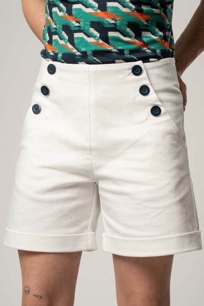 Weiße Kurze Hose "Marina" für Damen mit blauen Knöpfen frontal in Kombi mit T-SHirt "Amber!
