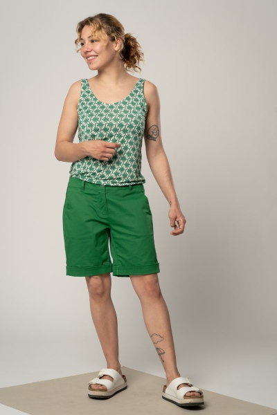 Grüne Bermuda Shorts "Sophia" für Damen von vorne Ganzkörperbild