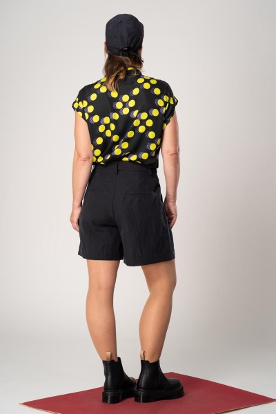 Schwarze Shorts 100% Viskose für Damen Ansicht von hinten in Kombination mit Bluse "Charlotta"