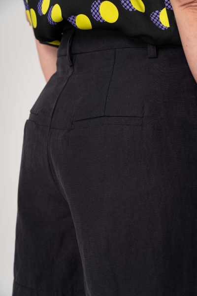 Schwarze Shorts 100% Viskose für Damen Detailbild Paspeltaschen am Gesäß