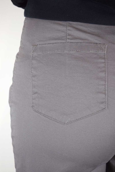 Baumwollhose im Mom-Style für Damen in Grau Detailansicht Gesäßtasche