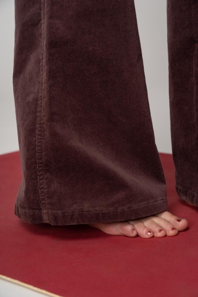 Cord Schlaghose für Damen in Braun-Lila Detailansicht ausgestelltes Bein