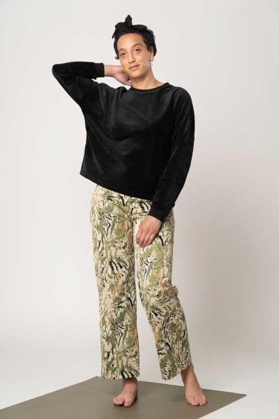 Culotte Hose für Damen mit Camouflage Muster in Beige und Grün Ansicht seitlich von vorne