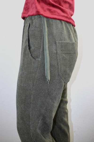 Joggpants für Damen in Olivgrün aus weichem Breitcord Ansicht Front Detailansicht Gürtelband