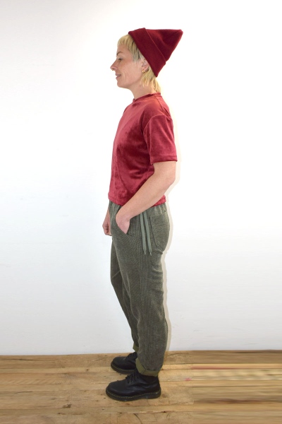 Joggpants für Damen in Olivgrün aus weichem Breitcord Ansicht linke Seite