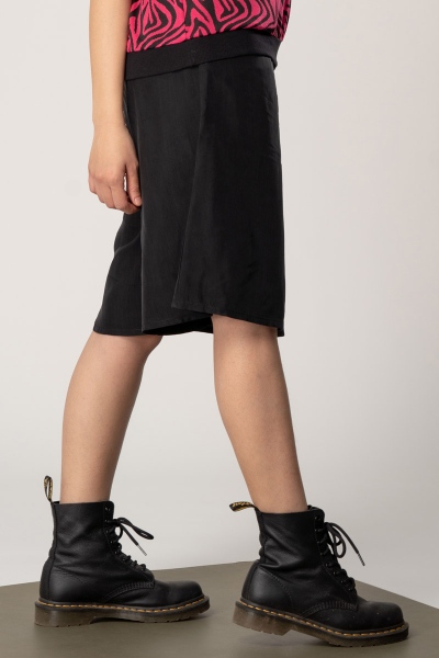 Schwarzer Hosenrock für Damen midilang aus Viskose von rechter Seite im Detail