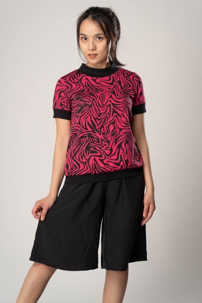 Schwarzer Hosenrock für Damen midilang aus Viskose von vorne in Kombi mit Shirt "Anita"