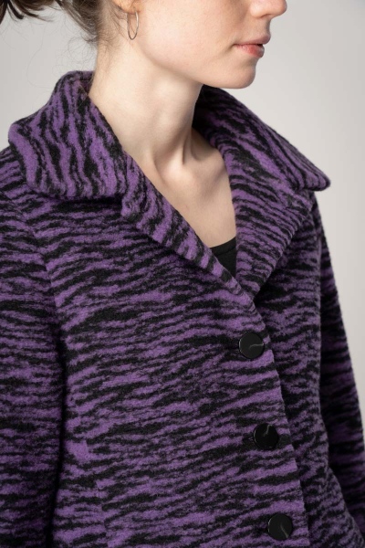 Wolljacke "Irma" Damen - Zebra Muster lila-schwarz Detailansicht Kragen