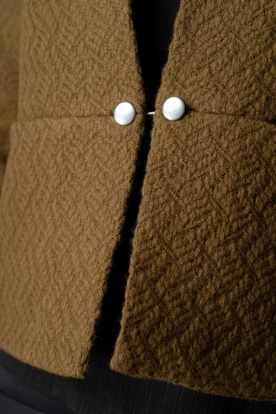 Wolljacke "Lulu" in Olivbraun für Damen Detailaufnahme von Spangenverschluss