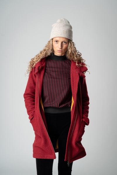 Roter Wollmantel "Kama" für Damen mit Kapuze Ansicht von vorne offen getragen