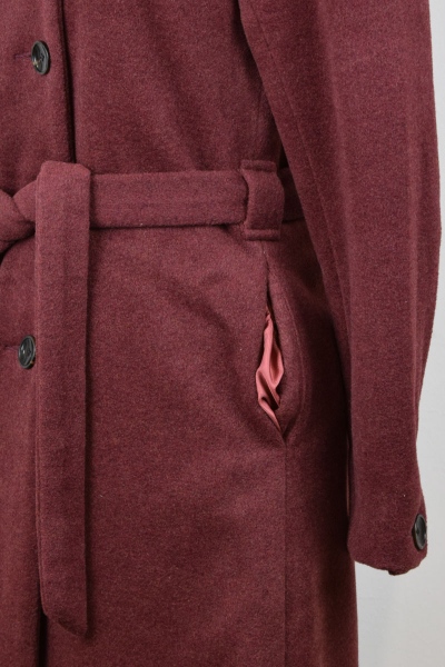 Mantel "Tara" aus Wolle für Damen in Weinrot hell Detailansicht von Gürtelband