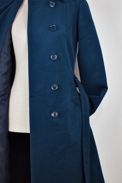 Mantel "Tara" aus Wolle für Damen in Blau Detailansicht Knopfleiste