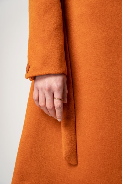 Wollmantel "Tara" für Damen in Orange Detailansicht von Ärmel