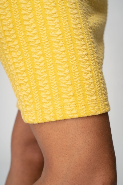 Kleid "Goss" Langarm in Gelb strukturiert Nahaufnahme von Baumwollstoff