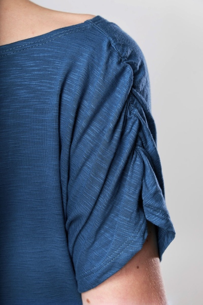 Viskose-Kleid "Lizzy" in Blau Detailaufnahme geraffter Kurzärmel