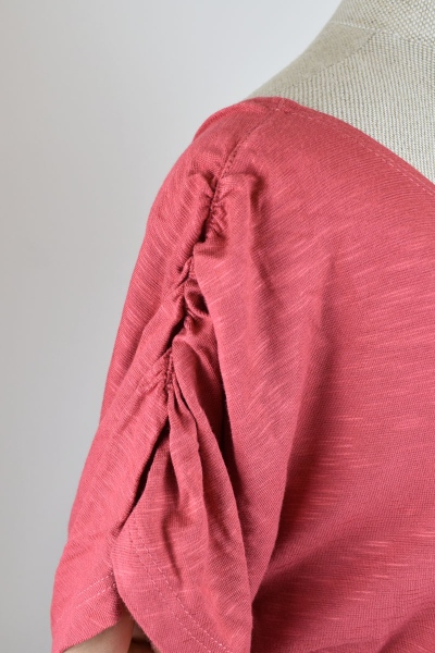 Viskose Kleid "Lizzy" in Pink Detailaufnahme vom gerafften Kurzärmel