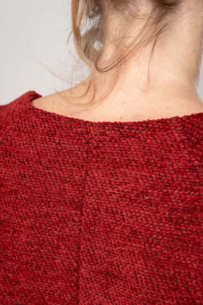 Kurzes Kleid in Rot-Schwarz gemustert Detailansicht von hinten