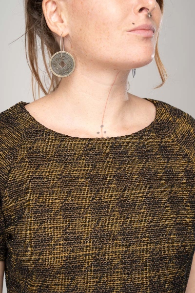 Kurzes Kleid Schwarz-Gelb gemustert Detailansicht Rundhalsausschnitt