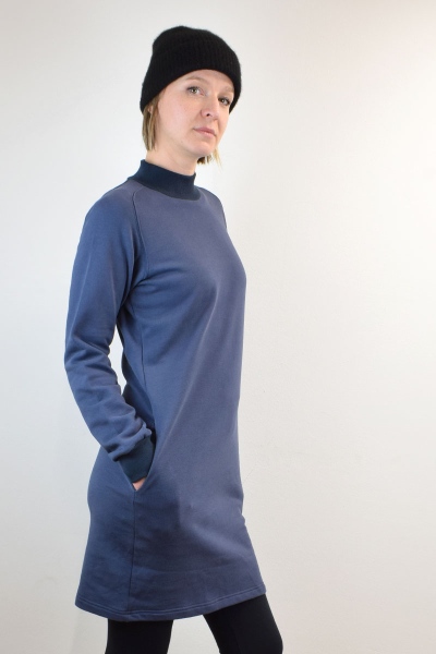 Sweatkleid in Dunkelblau kurz aus Bio-Baumwolle mit langen Ärmeln und Stehkragen Ansicht rechte Seite