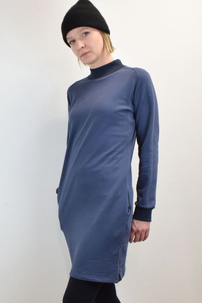 Sweatkleid in Dunkelblau kurz aus Bio-Baumwolle mit langen Ärmeln und Stehkragen