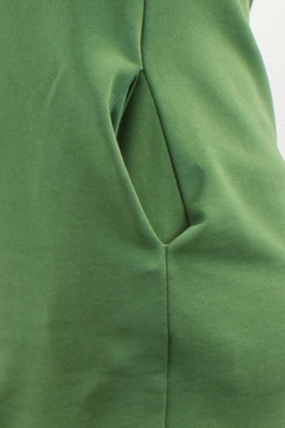 Sweatkleid in Grün kurz aus Bio-Baumwolle langarm mit Stehkragen Detailansicht Seitentasche