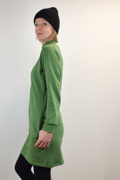 Sweatkleid in Grün kurz aus Bio-Baumwolle langarm mit Stehkragen Ansicht linke Seite