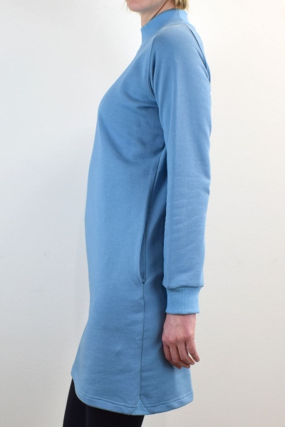 Sweatkleid in Hellblau kurz mit langen Ärmeln aus Bio-Baumwolle Detailansicht seitlich